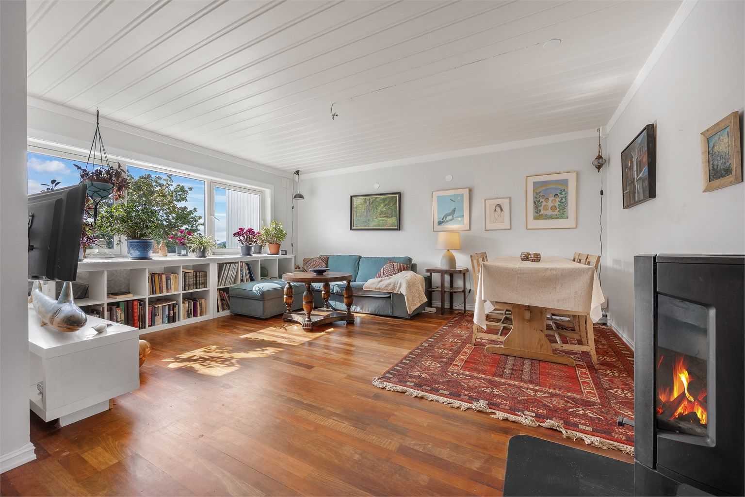 Rommet har gode innredningsmuligheter med plass til både spisebord og sofakroken.