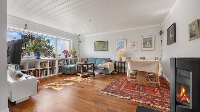 Rommet har gode innredningsmuligheter med plass til både spisebord og sofakroken.