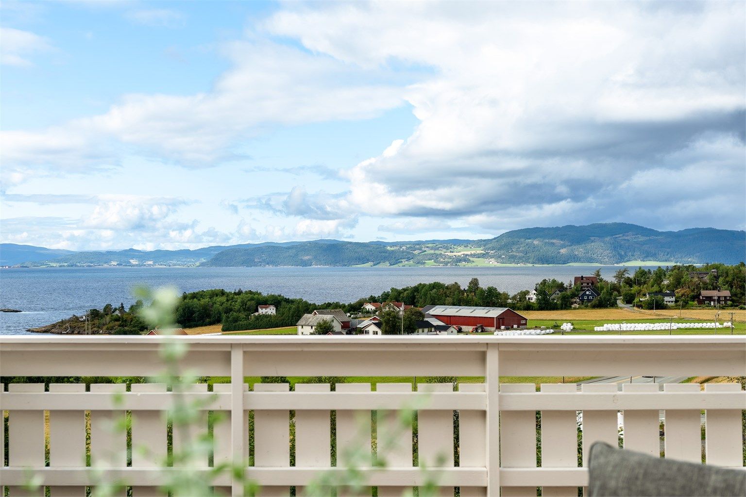 Eiendommen byr på fantastiske solforhold og en herlig panoramautsikt mot Trondheimsfjorden.