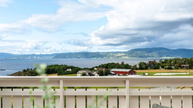 Eiendommen byr på fantastiske solforhold og en herlig panoramautsikt mot Trondheimsfjorden.