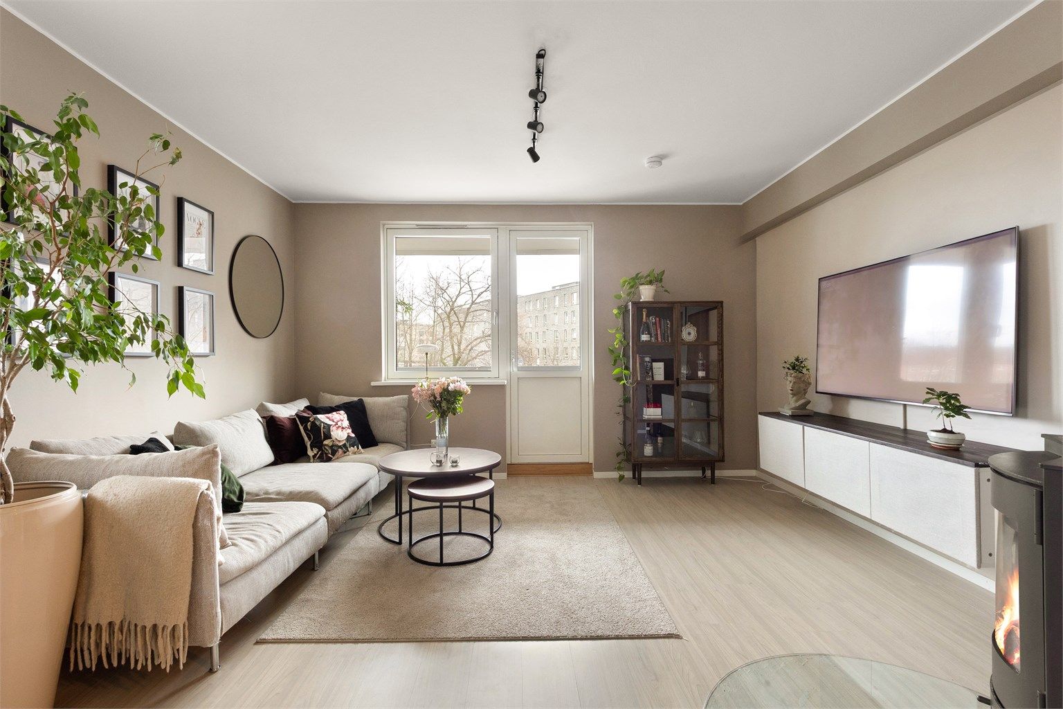 Stuen er romslig og kan enkelt møbleres med en hyggelig sofagruppe med tilhørende sofabord og annet møblement etter personlig stil og behov.