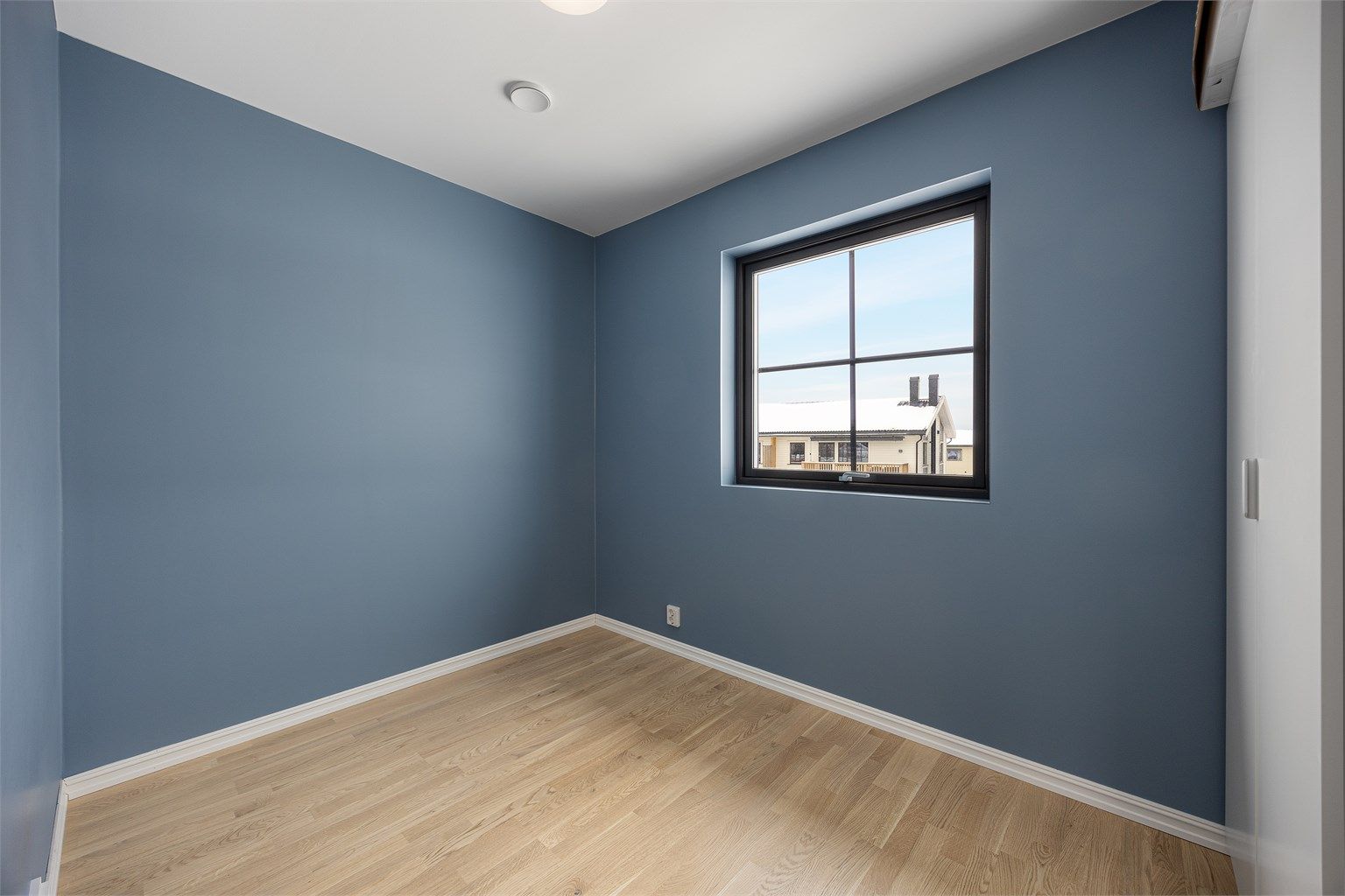 Boligen har totalt tre soverom, hvorav to ligger i andre etasje.