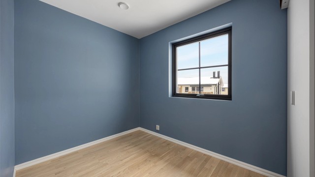 Boligen har totalt tre soverom, hvorav to ligger i andre etasje.