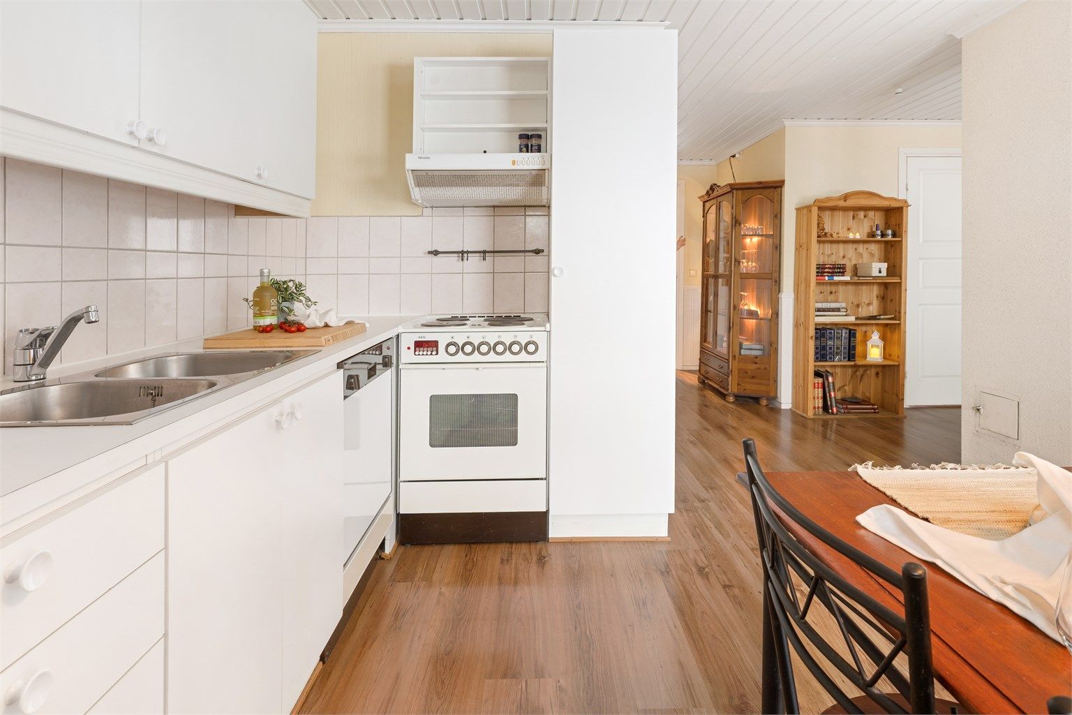 Opplegg for oppvaskmaskin og godt med oppbevaringsplass.