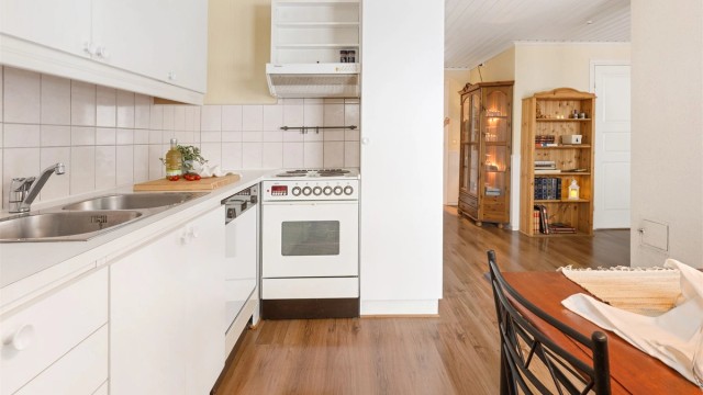 Opplegg for oppvaskmaskin og godt med oppbevaringsplass.