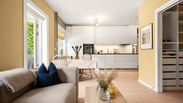 Moderne og tidløs kjøkkeninnredning med slette fronter fra 2018, levert av IKEA.
