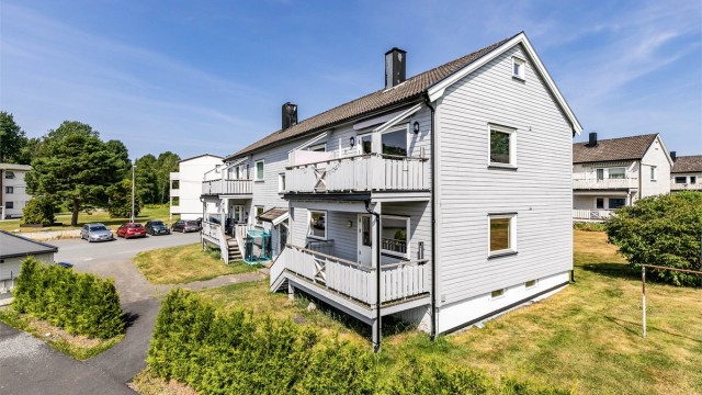 Velkommen til Holteveien 3! Andelsleilighet nr. 8 i Halmstad borettslag presenteres av Krogsveen. Fotograf; Børge Oppegård.