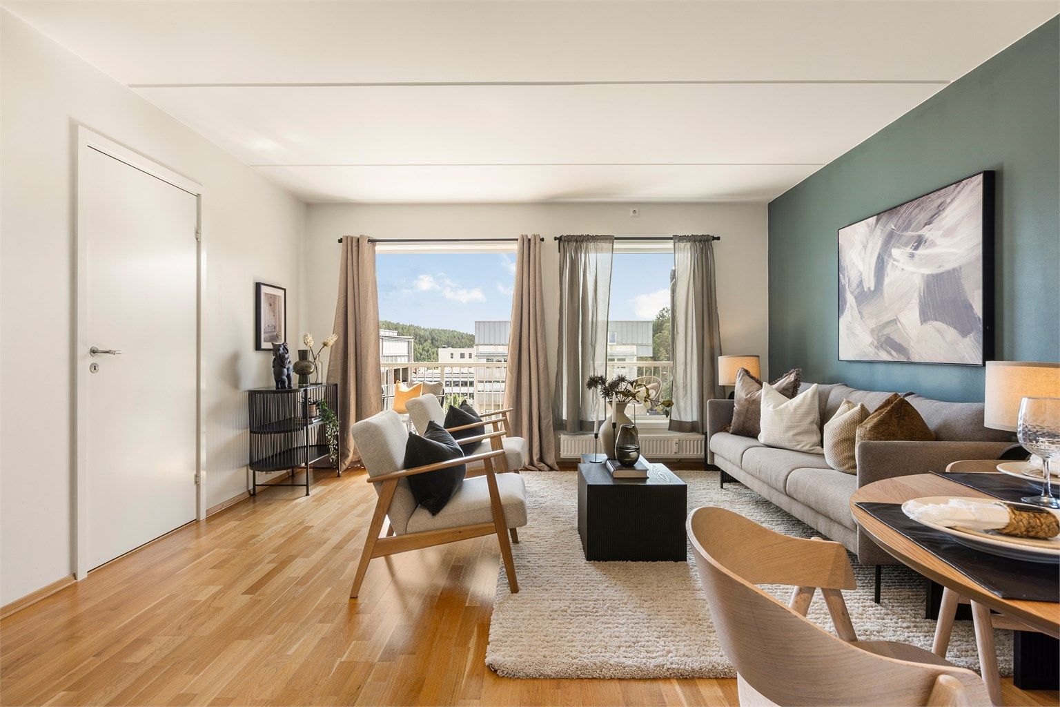 Stue/spisestue med utgang til balkong.