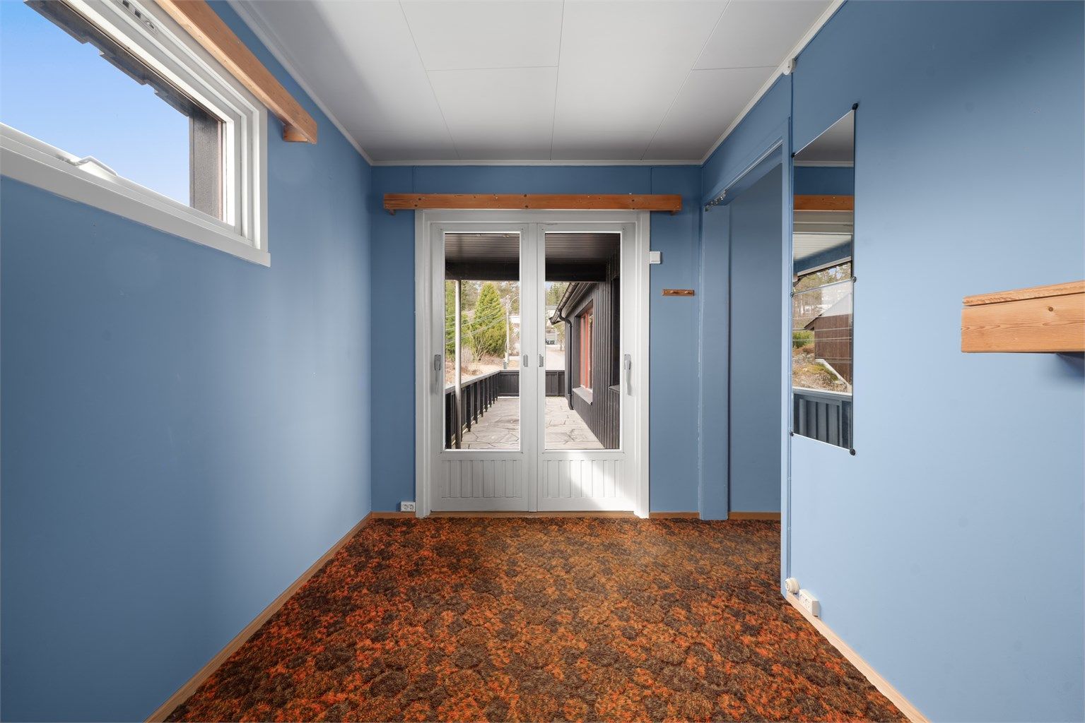 Fra ett av soverommene er det direkte utgang til verandaen via en to-fløyet dør fra 2017.