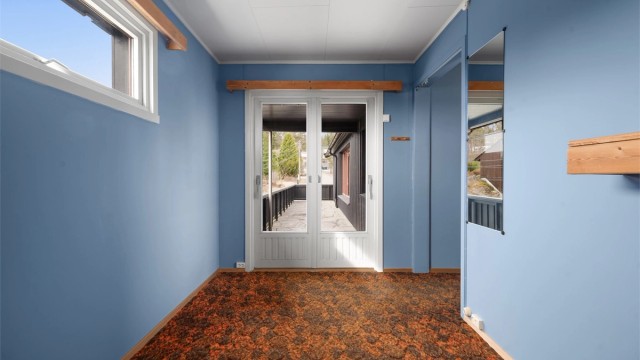 Fra ett av soverommene er det direkte utgang til verandaen via en to-fløyet dør fra 2017.