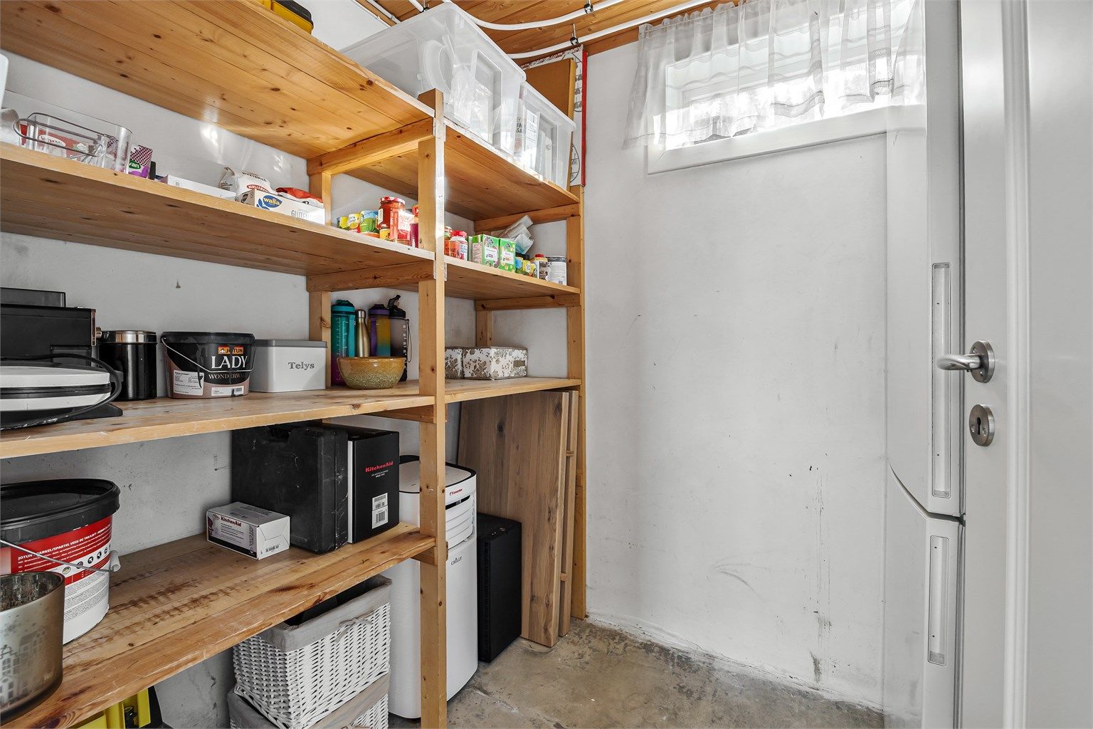 Boligen har flere boder som gir rikelig med lagringsplass.