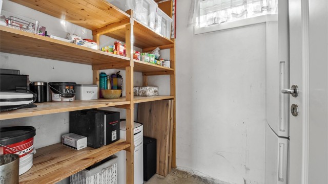 Boligen har flere boder som gir rikelig med lagringsplass.