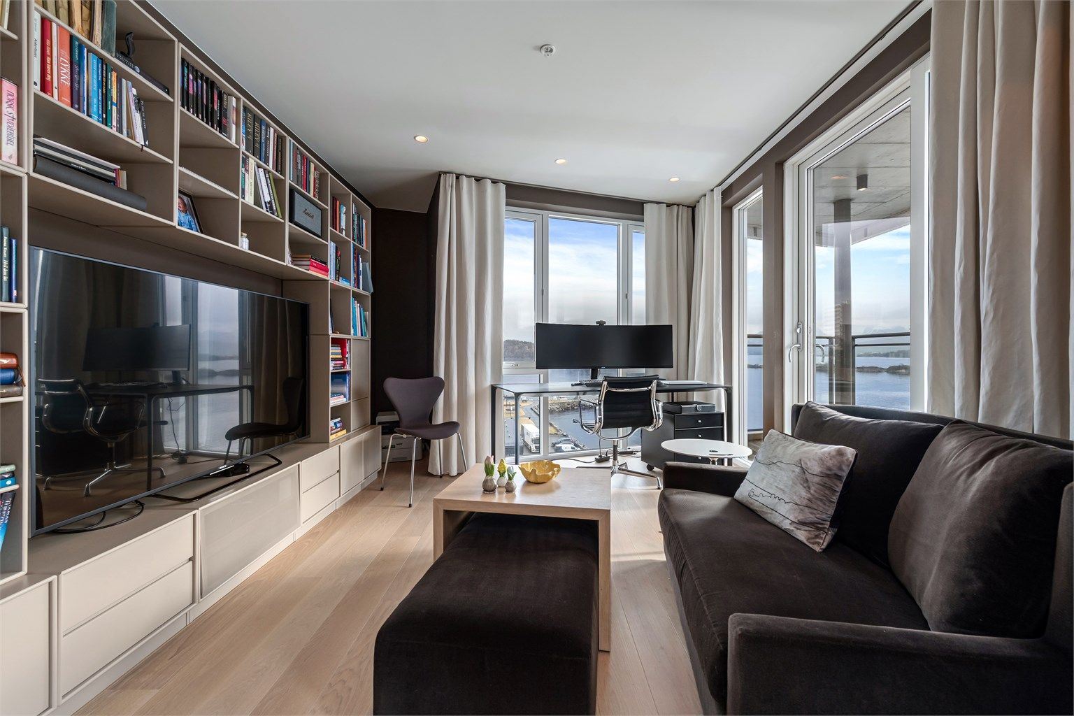 Tv-stue mot sydøst. Herfra er det utgang til overbygd balkong på ca. 12 kvm 