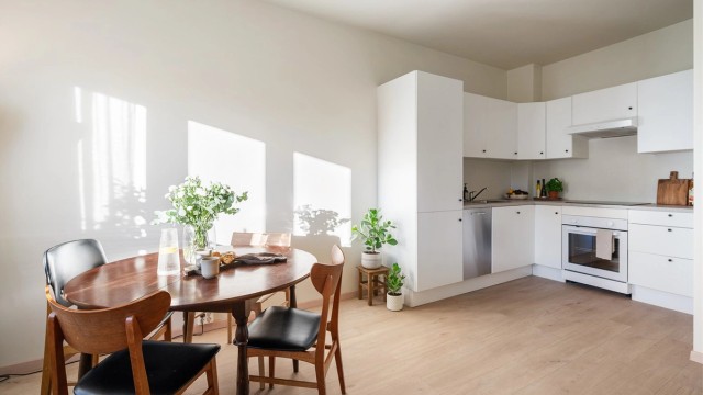 Dette er en lys og attraktiv 2-roms med populær beliggenhet midt mellom Torshov og Grünerløkka.