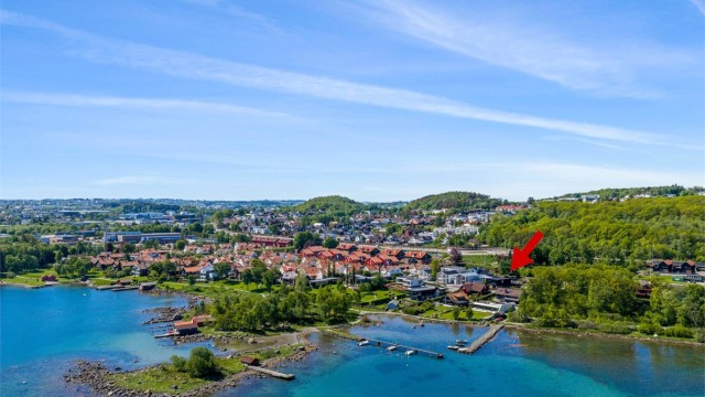 Velkommen til Sandholmveien 5, en nyoppført eksklusiv bolig med mulighet for hybel om ønskelig.
Boligen ligger nydelig til ned mot fjorden og har en flott utsikt ut mot denne. Det er ferdig opparbeidet tomt og frittstående garasje.
Foto: Martin Nordbø