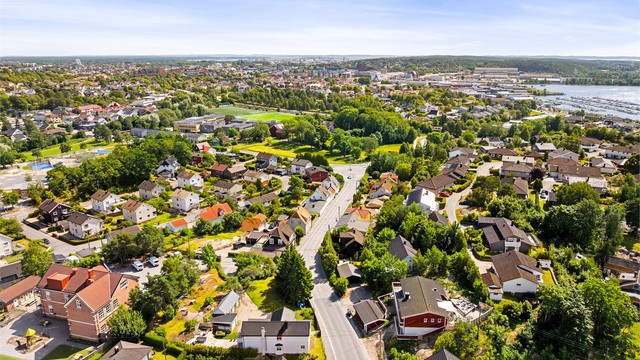 På Trosvik bor du med sykkelavstand til byen og alle dens fasiliteter. Buss til og fra sentrum stopper ved rundkjøringen, rett nedenfor.