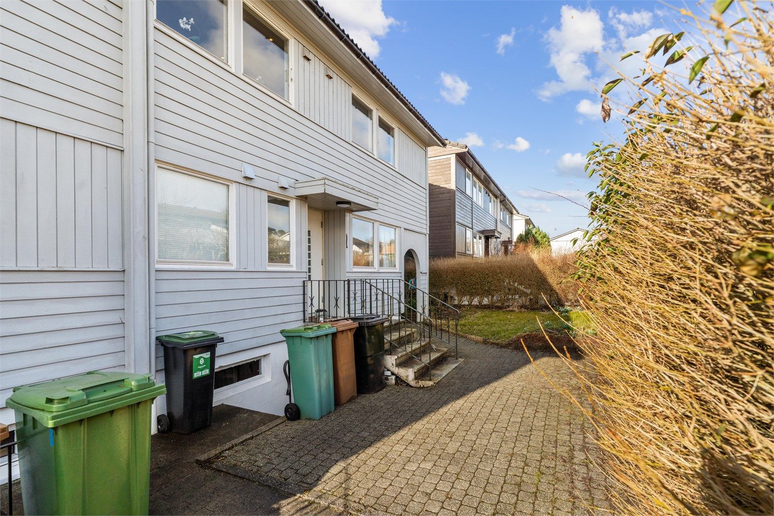 Eiendommen ligger i et rolig og etablert boligområde.