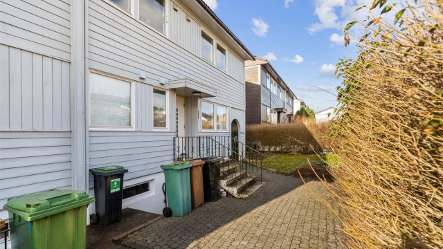 Eiendommen ligger i et rolig og etablert boligområde.