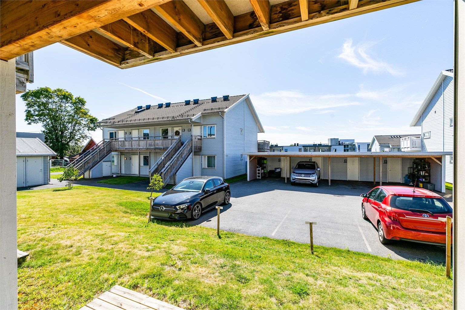 Et nær heldekkende overbygg gjør det mulig å benytte terrassen selv når sommerværet ikke er på sitt aller beste.