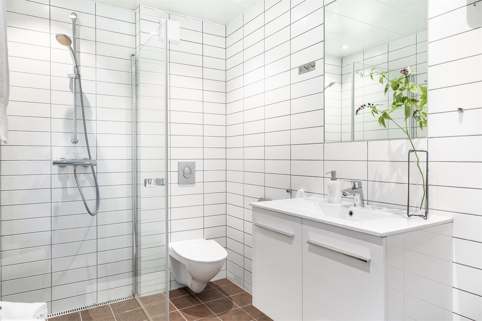 Badet ble i 2023 oppgradert med nye møbler og dusjdører.