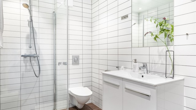 Badet ble i 2023 oppgradert med nye møbler og dusjdører.