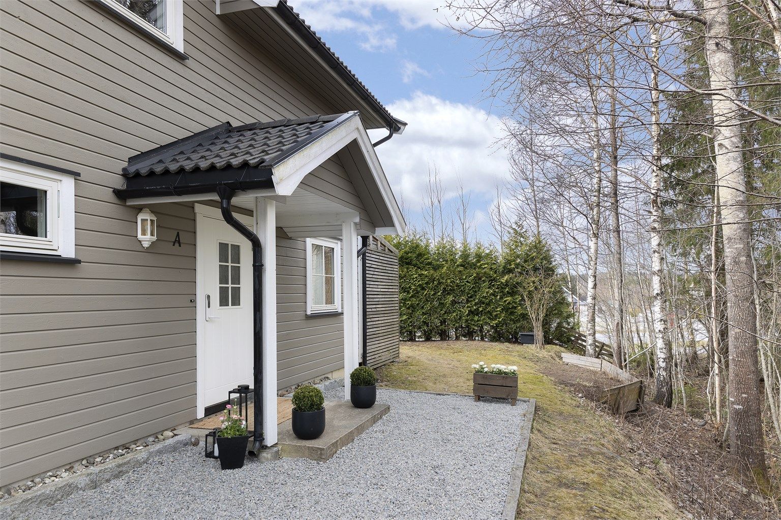 Boligen har en attraktiv beliggenhet, i et etablert og barnevennlig boligområde. Herfra er det gangavstand til både Ytre Enebakk skole og Mjær ungdomsskole.