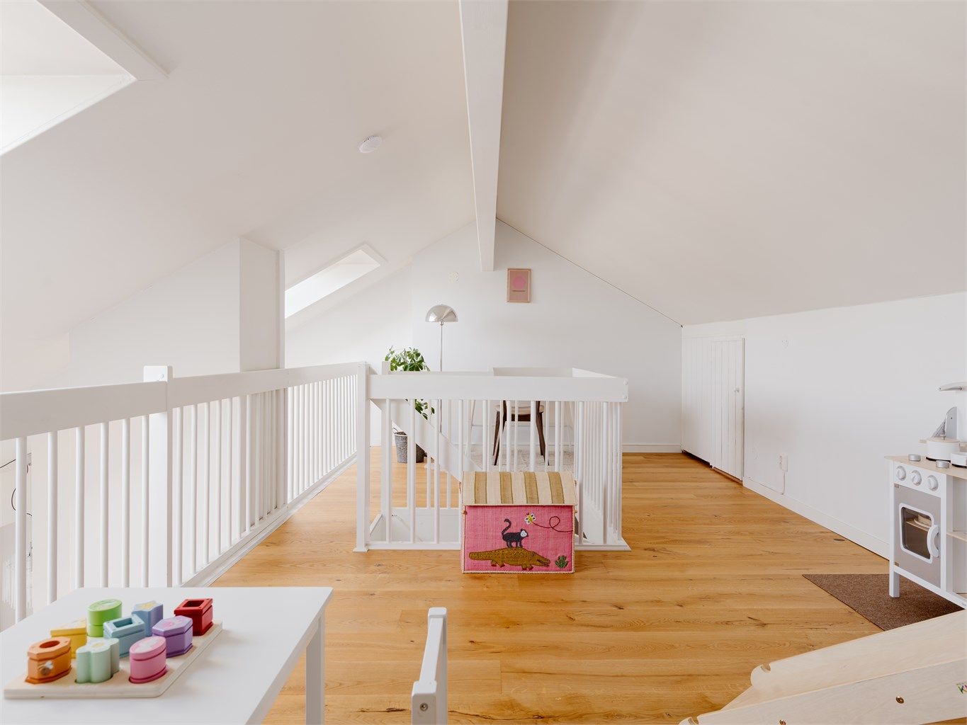 Hemsen har god takhøyde der møbleringsmulighetene er mange!