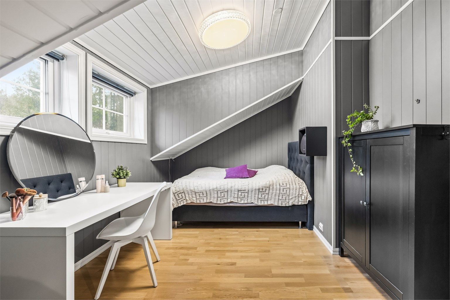 Et av de fire soverommene i loftsetasjen, med god plass til seng og skrivepult.