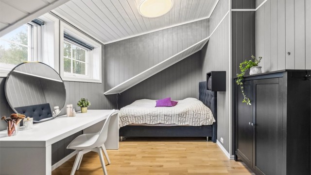 Et av de fire soverommene i loftsetasjen, med god plass til seng og skrivepult.