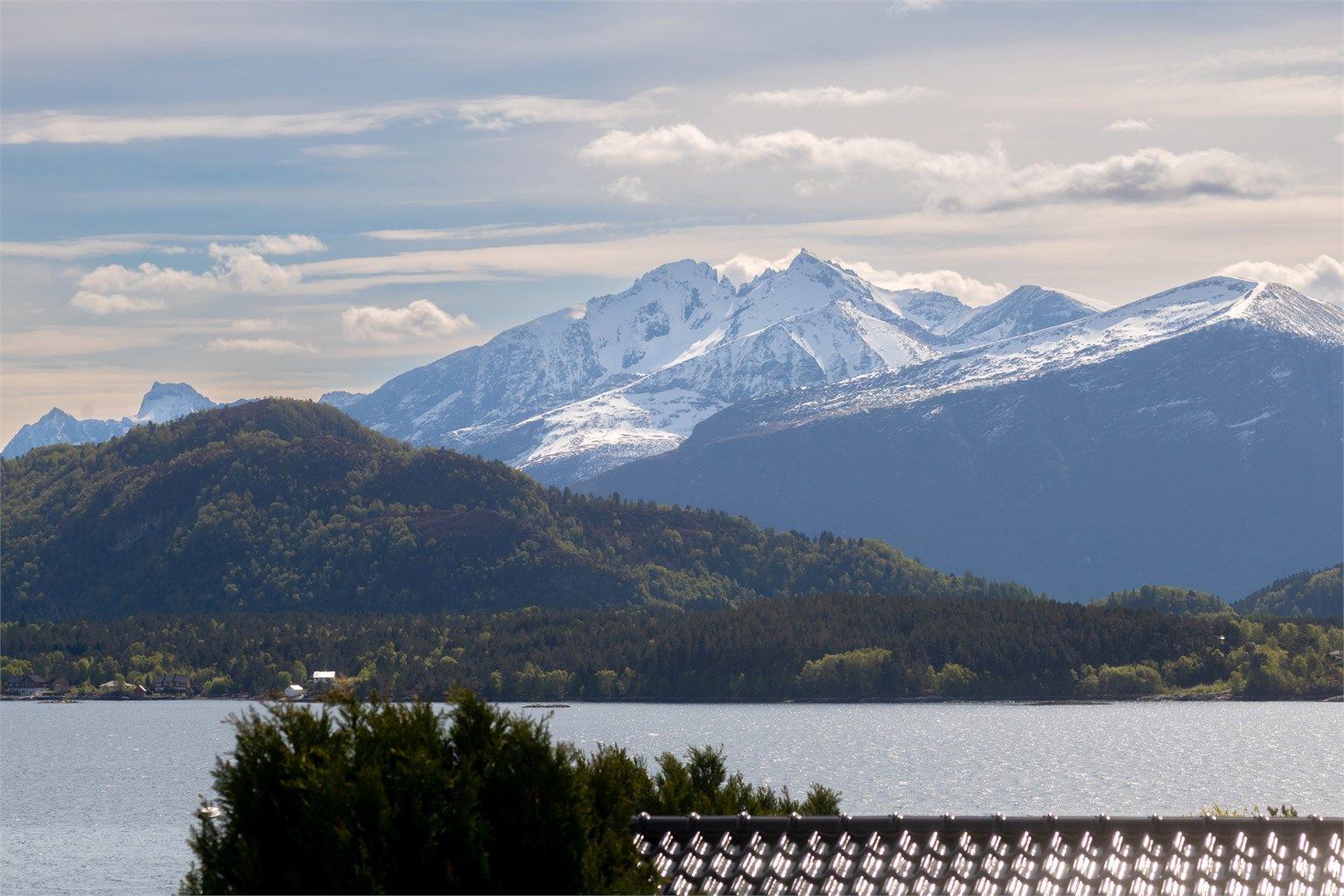 Nyt synet av de majestetiske fjellene fra egen bolig