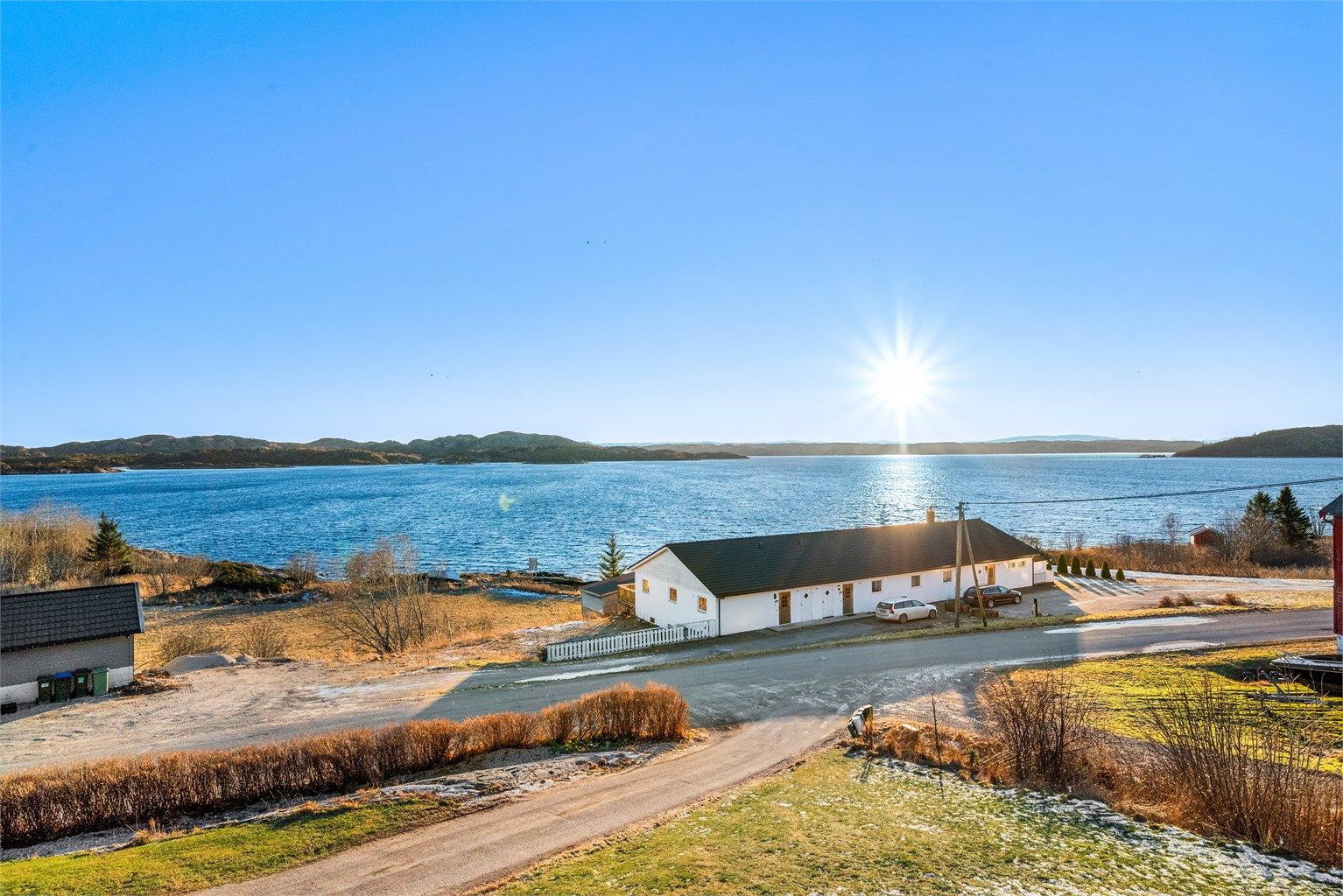 Fra verandaen kan man nyte en storslagen utsikt mot Krabbsundet og nærliggende skjærgård.