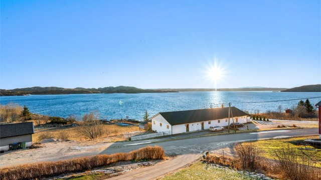 Fra verandaen kan man nyte en storslagen utsikt mot Krabbsundet og nærliggende skjærgård.