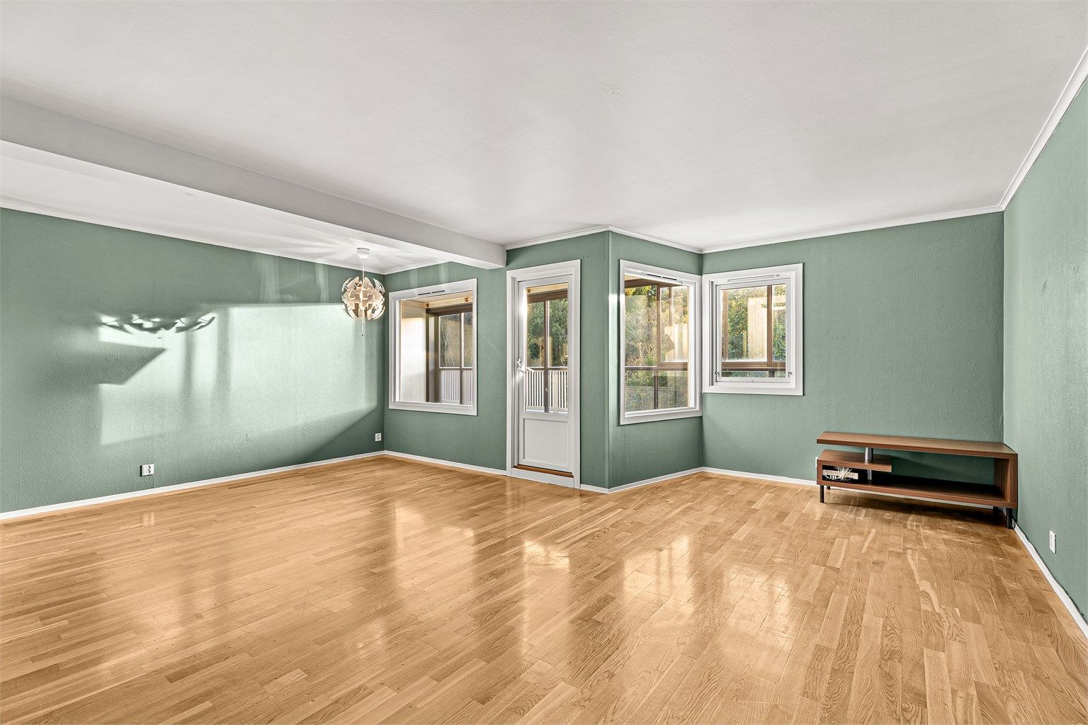 Stue med utgang til innglasset balkong.