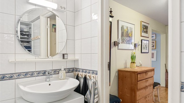 Gjestebadet har servant med underskap og toalett.