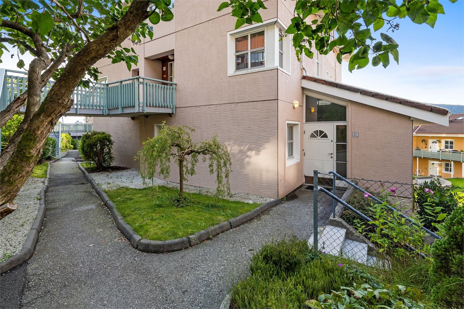 Privat inngangsparti. Her er det også trappefri tilkomst. 