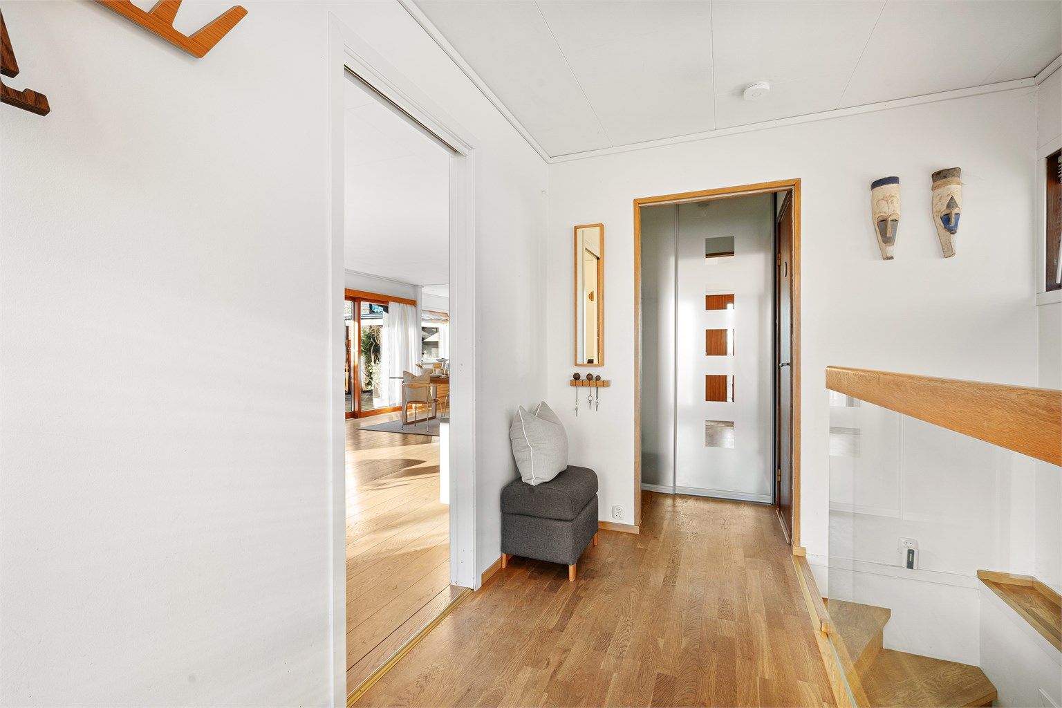 Entré/hall med praktisk garderobeløsning og gjestetoalett.