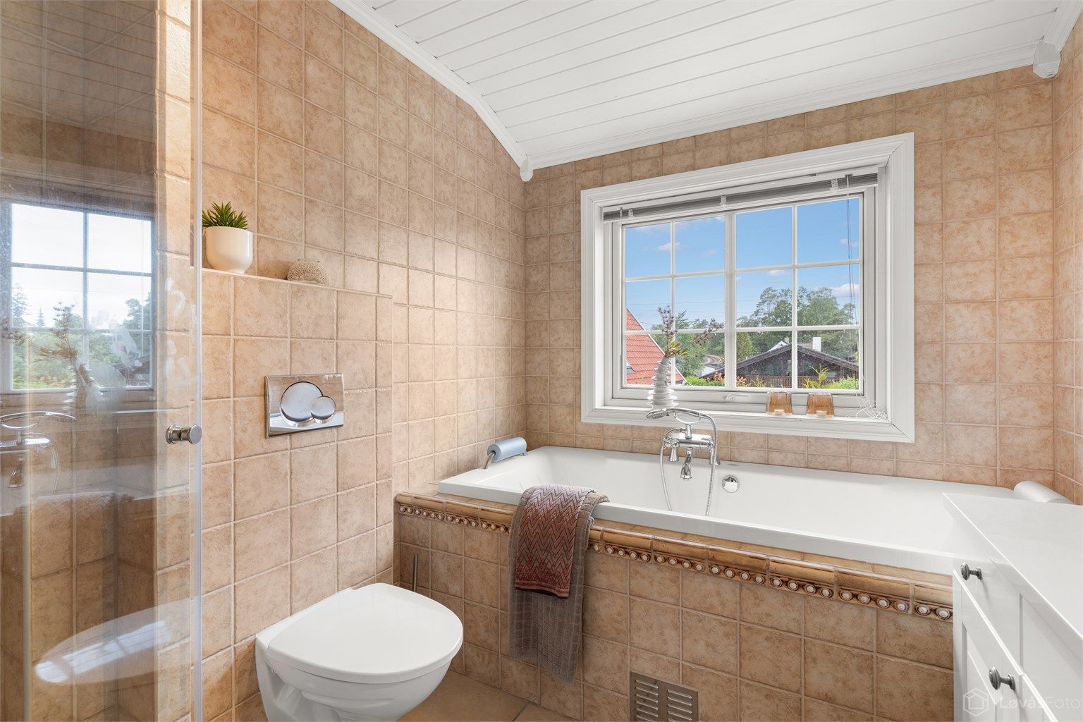 Badet har både badekar og dusj