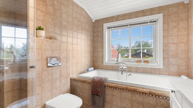Badet har både badekar og dusj