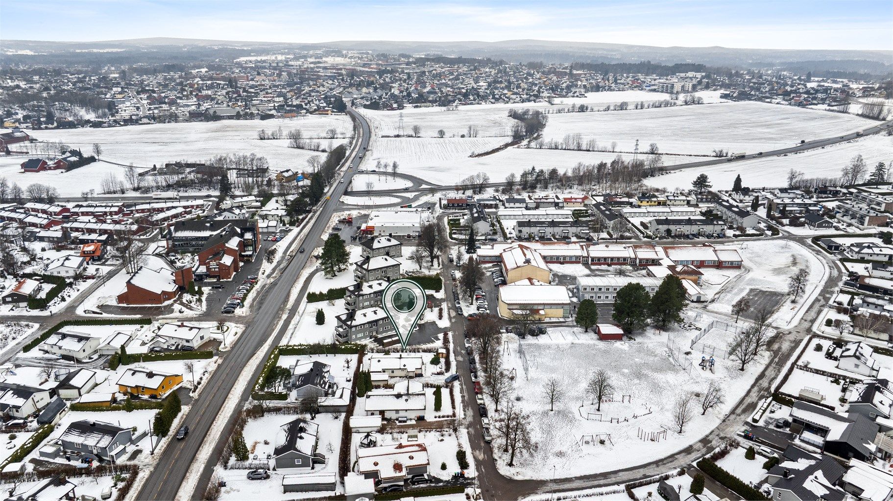 Kort vei til både butikker og barneskole. Det er ca. 1,5 kilometer til Breidablikk ungdomsskole. Videre er det flere barnehager i nærheten, samt et godt utvalg av lekeplasser og ballplasser.