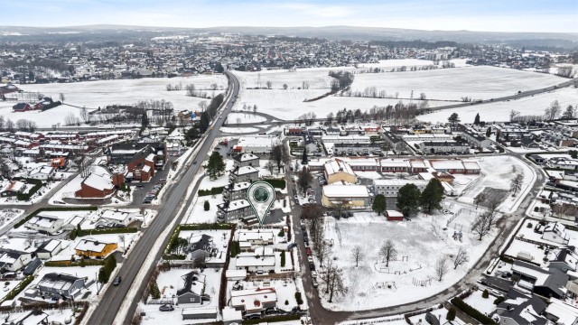 Kort vei til både butikker og barneskole. Det er ca. 1,5 kilometer til Breidablikk ungdomsskole. Videre er det flere barnehager i nærheten, samt et godt utvalg av lekeplasser og ballplasser.