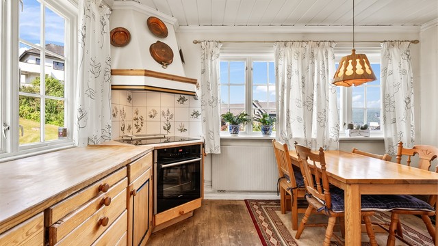 Integrert stekeovn og platetopp, samt vegghengt ventilator.