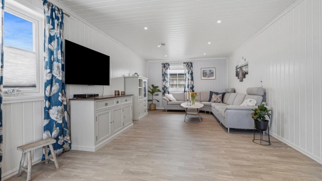 Hovedstuens usjenerte sofakrok for rolige tv kvelder