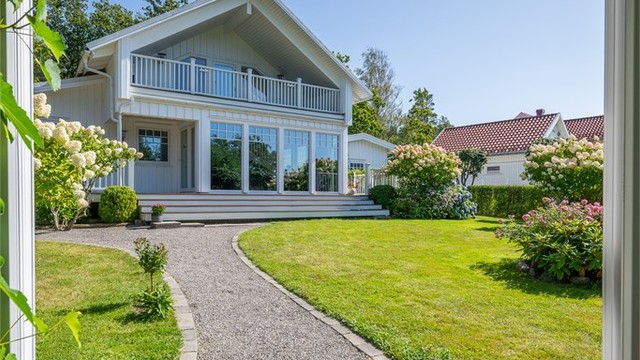Den svingende grusstien, den idylliske sitteplassen, trappen og det harmoniske samspillet mellom grøntområder og beplantning gir eiendommen en helt spesiell karakter.
