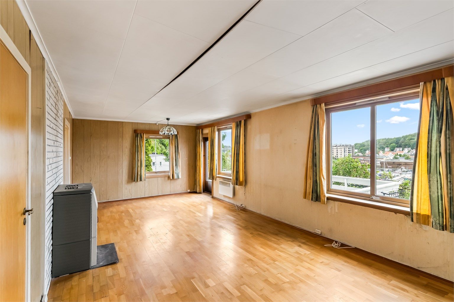 Eneboligen har behov for vesentlig modernisering og oppgradering. Boligen ligger høyt og fritt til på tomten, med fin utsikt mot Kilen og Indre Havn. 