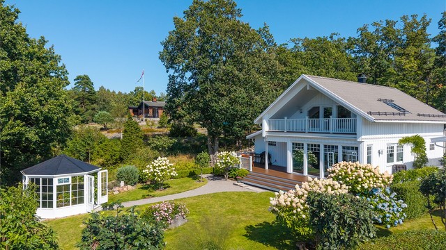Fra eiendommen kan du gå den koselige stien langs sjøen og bort til 8-glass - en sommerrestaurant som er et populært sted på sommerstid!
