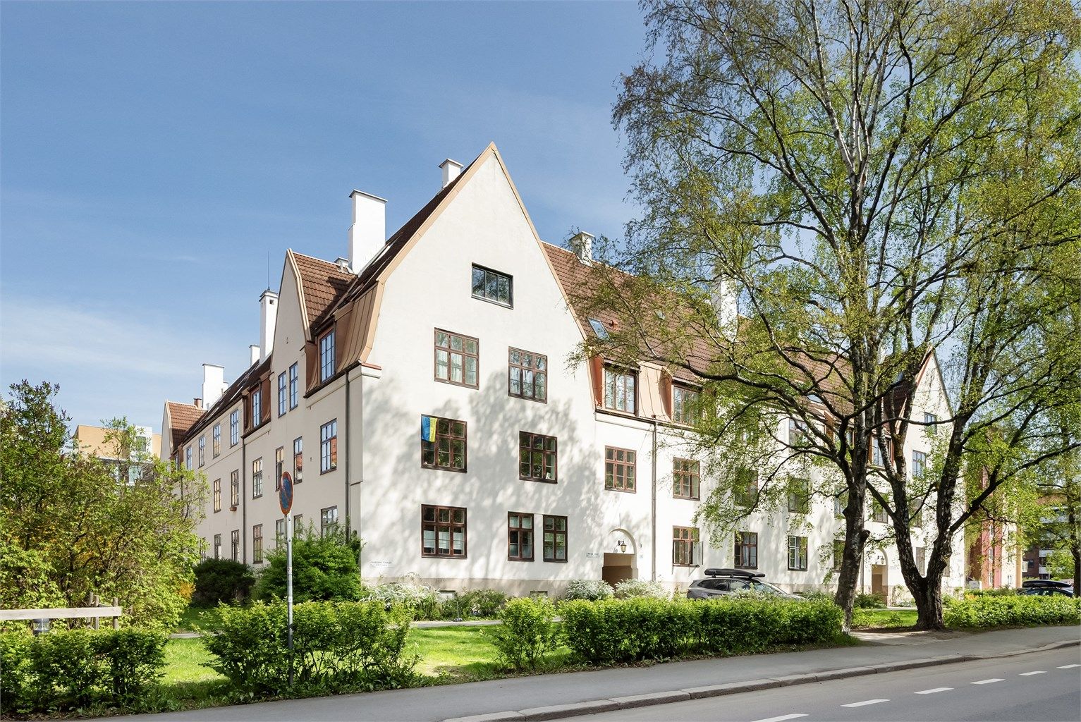 En gjennomgående og klassisk 2(3)-roms i høy 1.etg i prisbelønnet bygård!