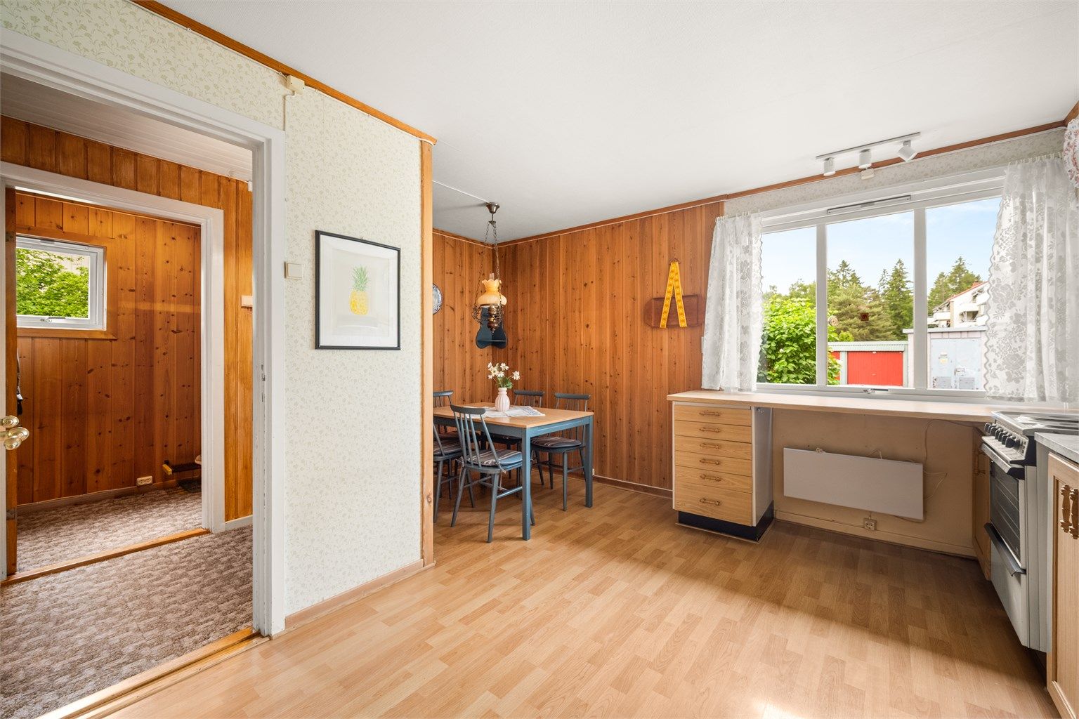 Kjøkkenet er romslig og har en egen sone med plass til spisebord.