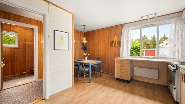 Kjøkkenet er romslig og har en egen sone med plass til spisebord.