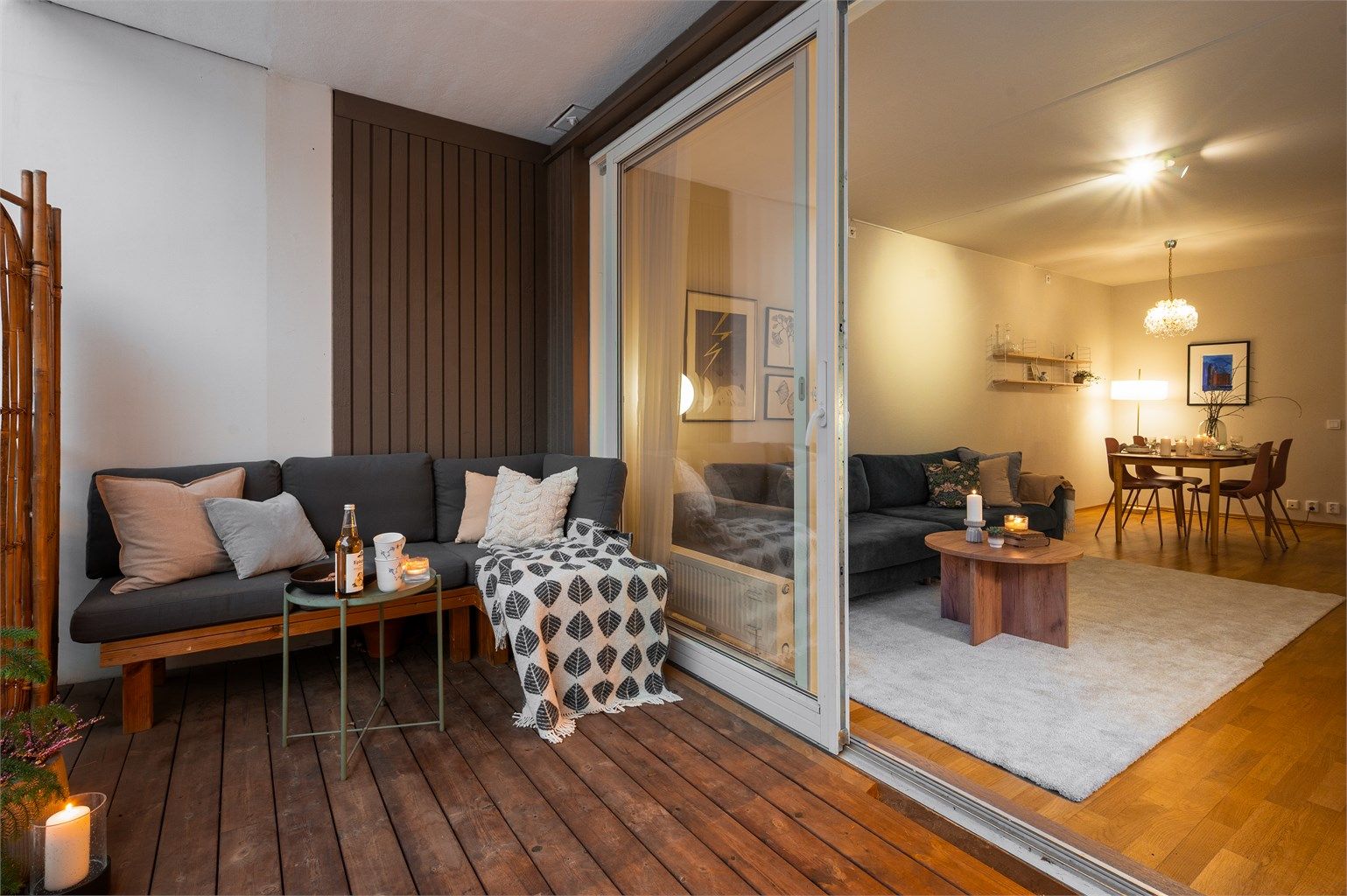 En moderne og arealeffektiv 4-roms selveierleilighet med gjennomgående høy standard og en romslig balkong. 