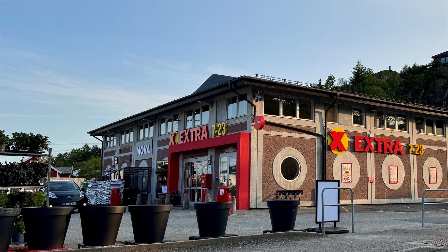 Extra matbutikk og Mova treningssenter i Mathopen ca. 4 minutters kjøring fra eiendommen